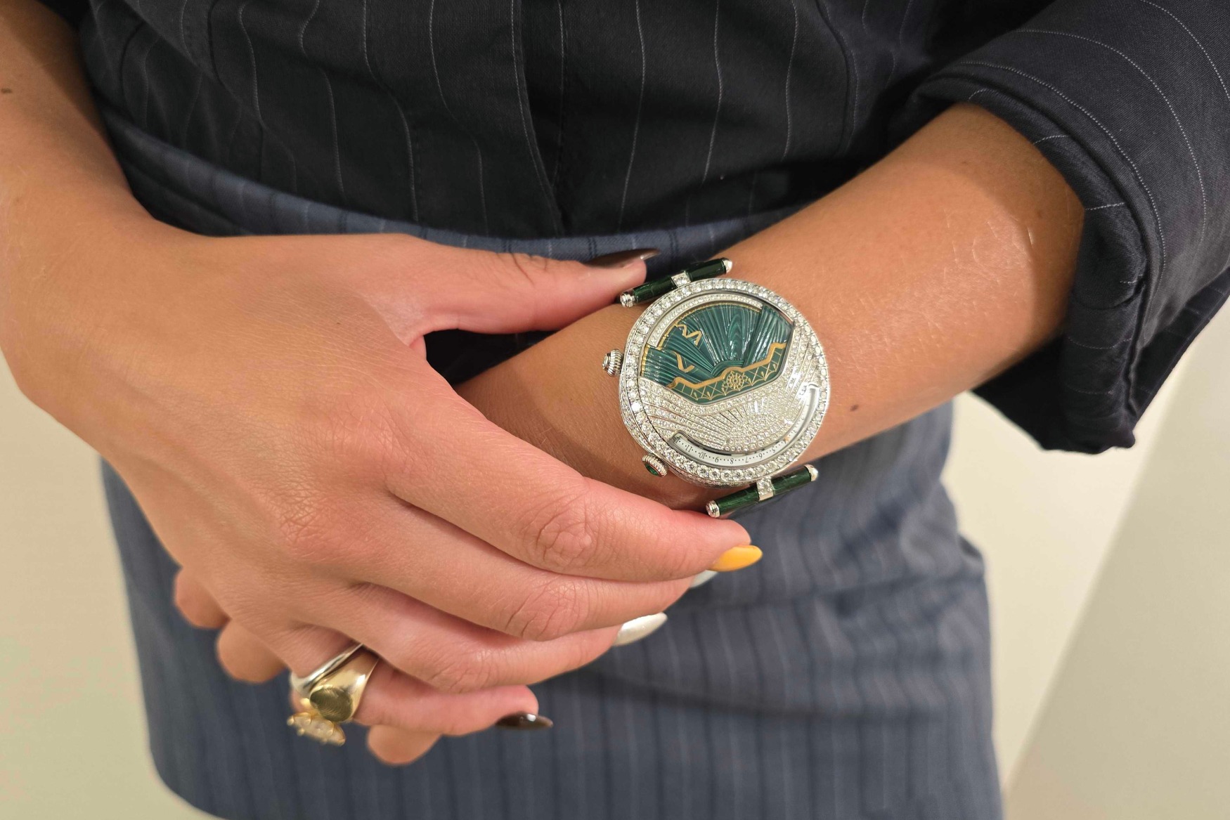 Van Cleef & Arpels Lady Arpels Ballerine Musicale Émeraude on wrist