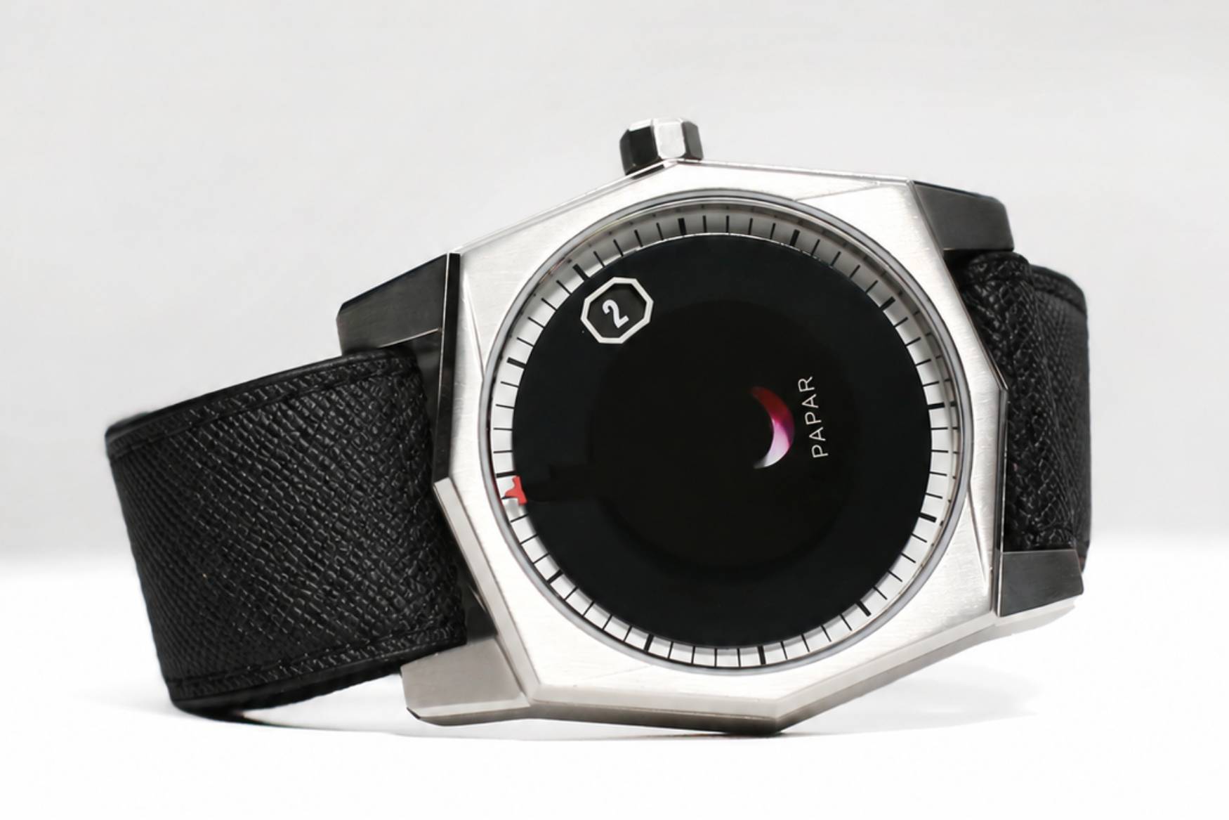 Side-on close-up of the Papar Vuelte case and dial